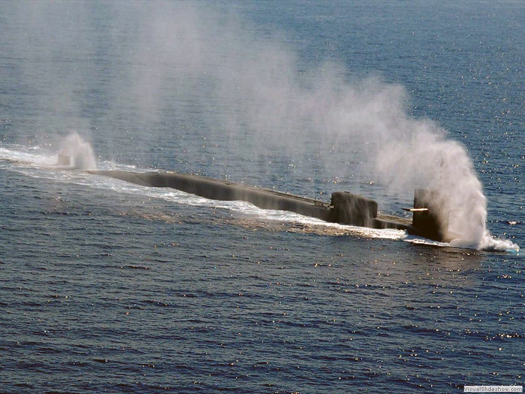 USS Georgia (SSBN-729) submerges.