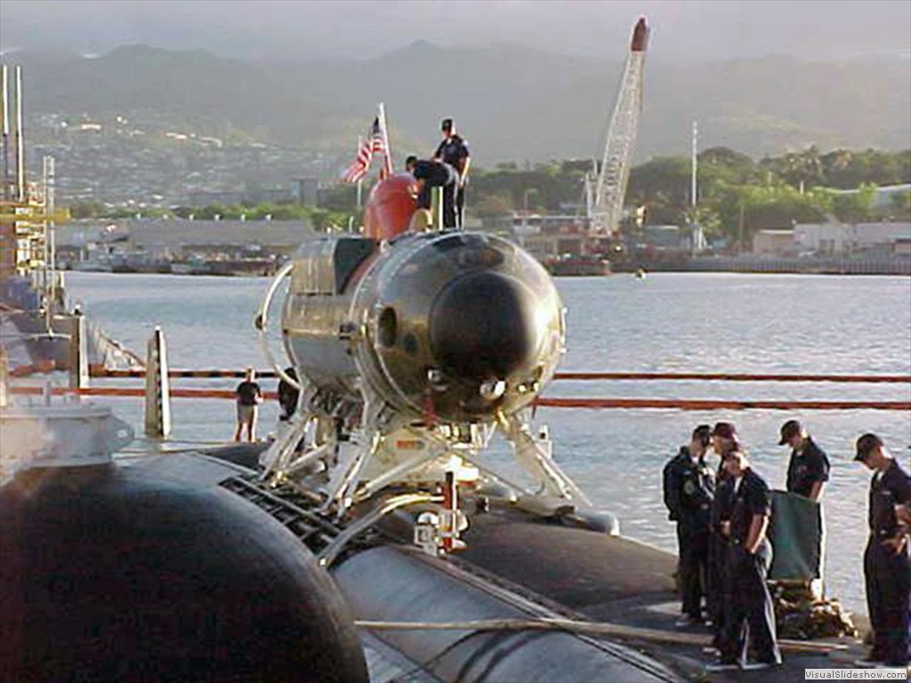 USS Greeneville (SSN-772) with the DSRV Avalon fitted to her hull.