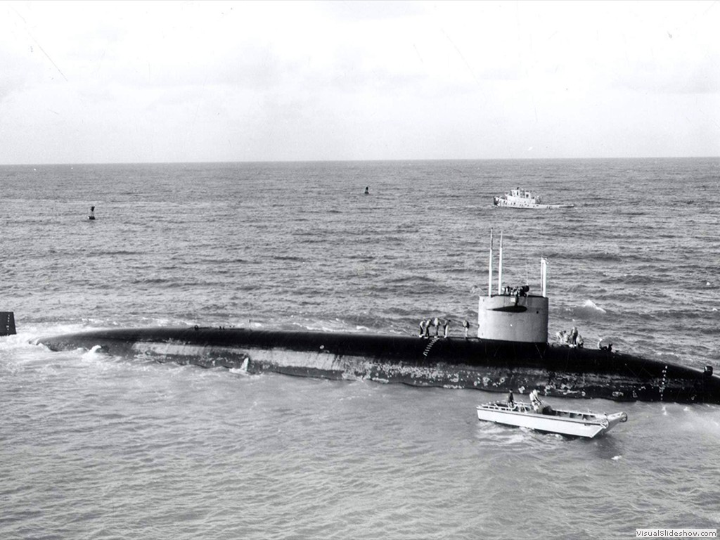 USS Guardfish (SSN-612) grounded with help arriving