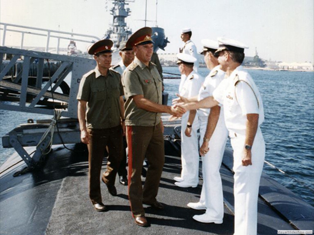 USS Guitarro (SSN-665) with General Colin Powell escorting a Russian delegation aboard